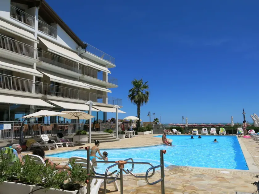 Smuk lejlighed for 4 personer med klimaanlæg, pool, internet, TV, terrasse og kæledyr tilladt - Image 1