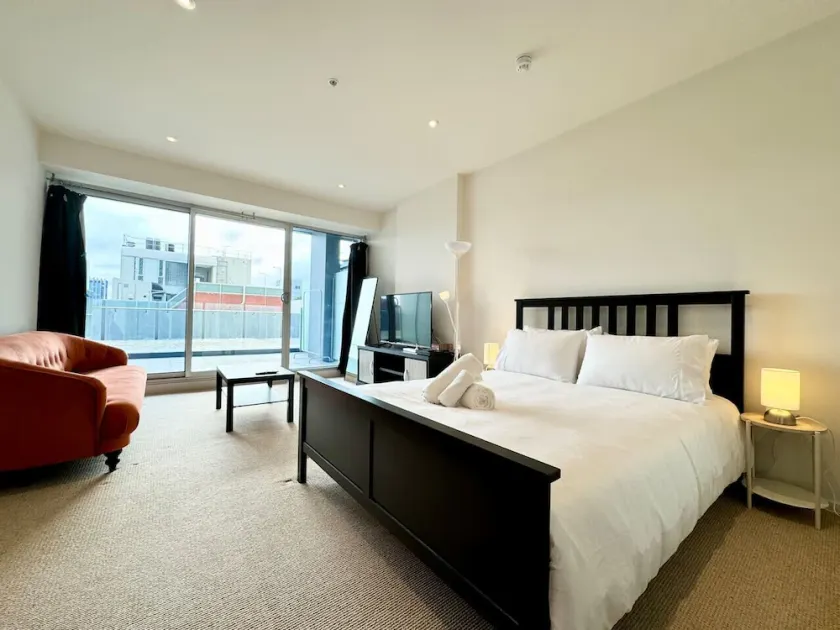 Morphett St Studio Retreat with Pool & Gym Access - Image 1