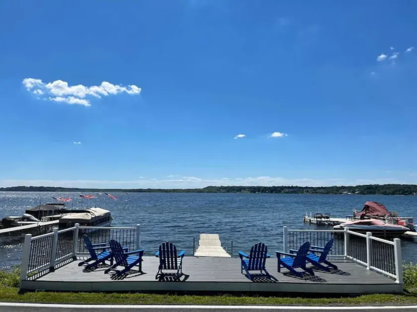 NEW! Lakefront Home, mins to Racetrack & downtown - Image 1