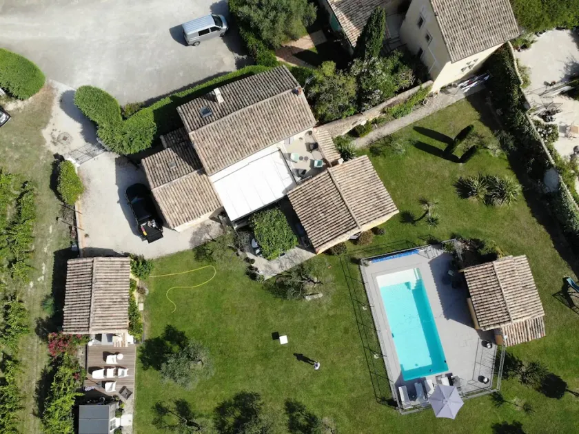 Casa de carácter con piscina y jardín - Image 1