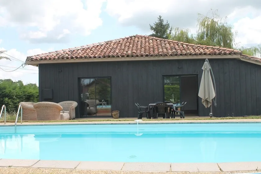 Beautiful 4-Bed country cottage with pool - Image 1