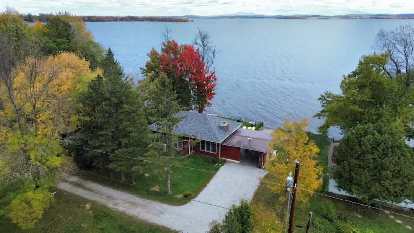 Lakefront Cottage: Amazing Mountain Views Directly on Lake Champlain - Image 1