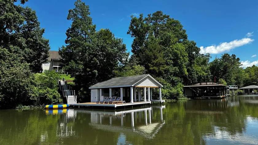 6000sf Luxury Home on Main Lake Cove – minutes off I-85 - Image 1