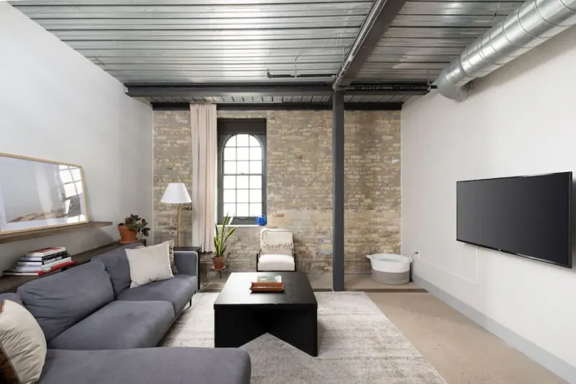 Spacious Luxury 2BR Apt with Gym, Parking, and Rooftop - Image 1