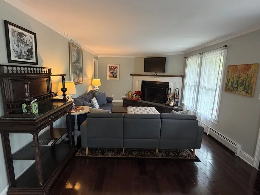 Cheerful 4 bedroom home with all the updates - Image 1
