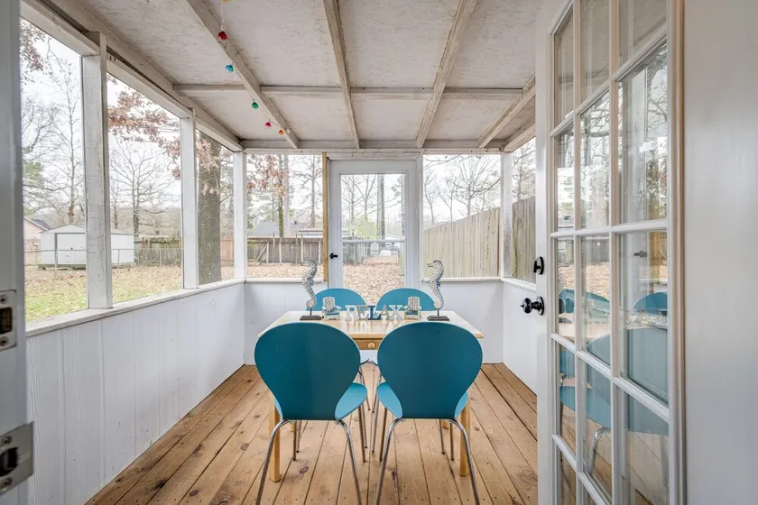 2-bedroom residential home with screened in patio. - Image 1