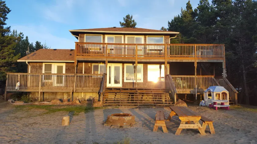 Rymlig Oceanfront hem med utsikt och tillgång till privat strand! - Image 1