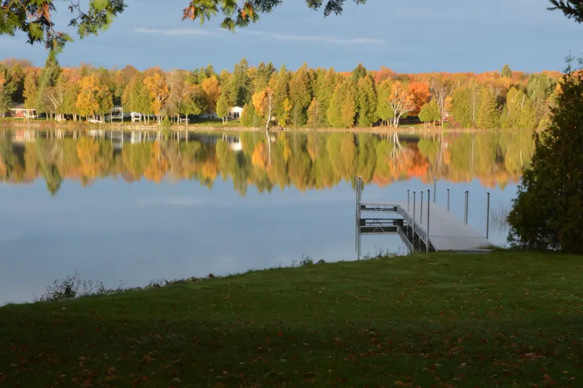 Belle cabine au bord du lac - Très bien situé et commodités (canoë, kayak, bateau, etc.) - Image 1