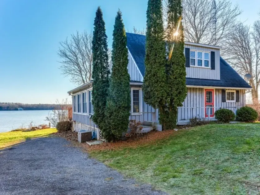 Cozy family waterfront retreat recently renovated - Image 1