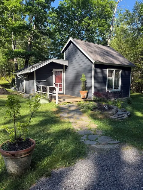 Junebug Cottage: peace, love and privacy a short walk to Woodstock village green - Image 1