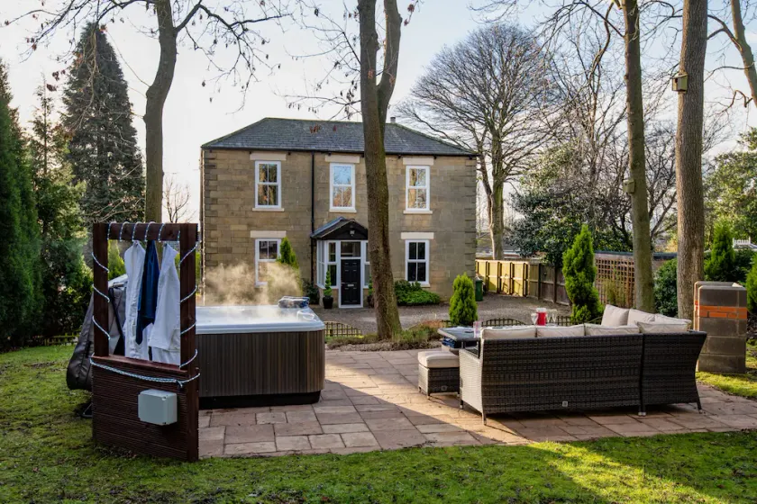 Newcastle & Durham 15 minutes. Hot-tub luxury - Image 1