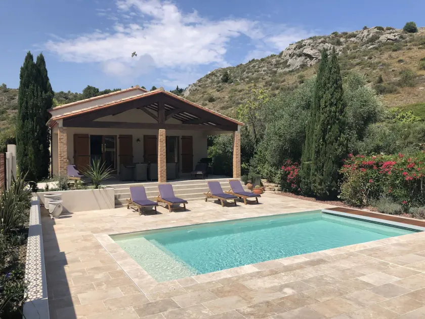 Villa de lujo con piscina privada, tranquila, antigua villa vinícola, cerca del mar. - Image 1
