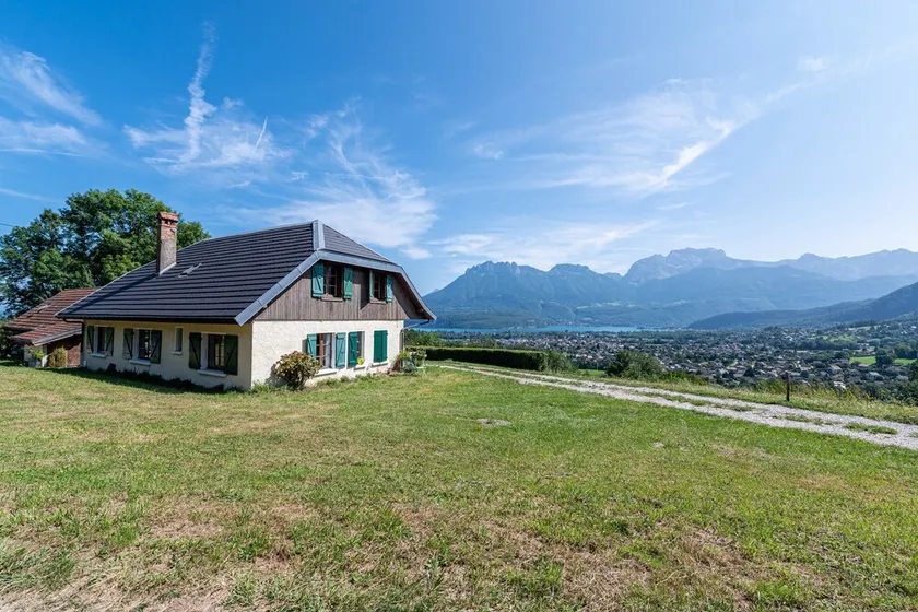 Chalé 'Des Bruyères' com vista para o lago, terraço privado e Wi-Fi - Image 1