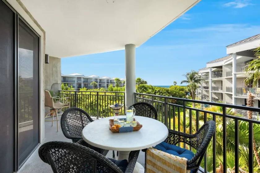 \"I GODE SPIRITS\" ~ Waterfront Condo w / Wrap-Around balkong & Community Pool! - Image 1