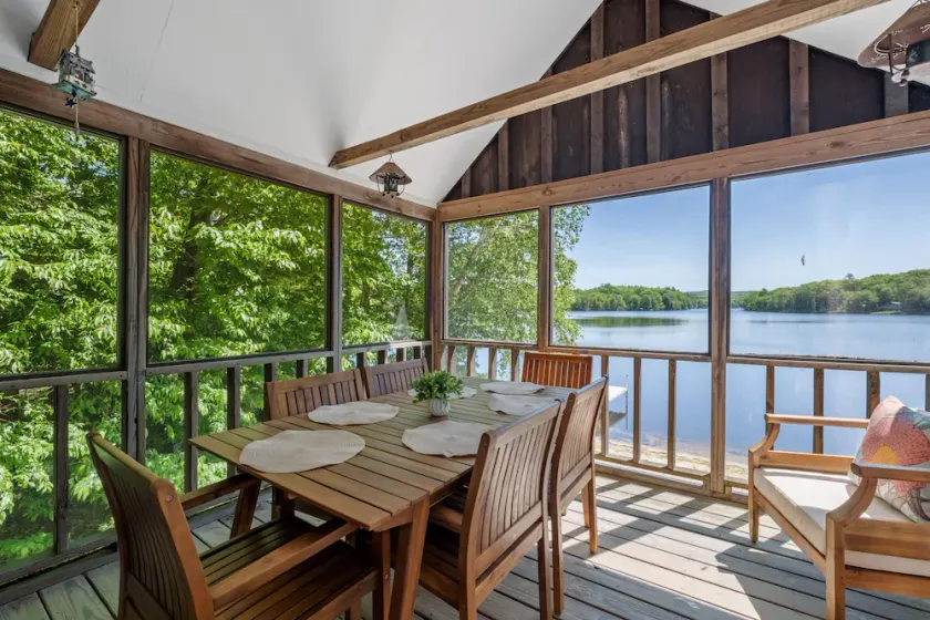 Idyllic Lakeside Getaway 4 Bedroom Home by RedAwning - Image 1