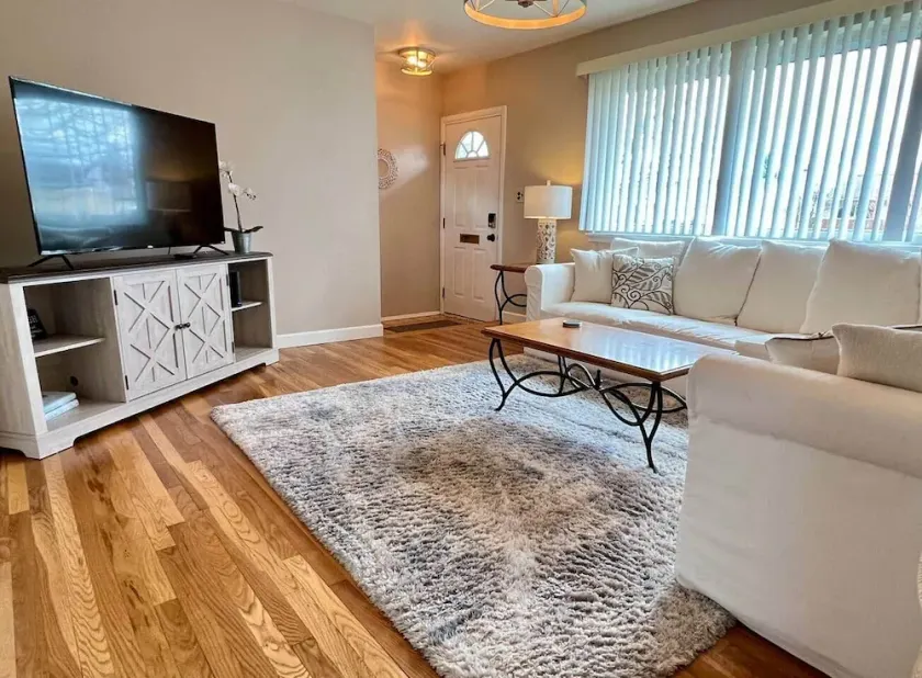 Plymouth 3Bd/1.5Bth Home Close to Detroit & A2 - Image 1