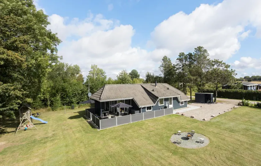 Lovely home in Humble with sauna - Image 1