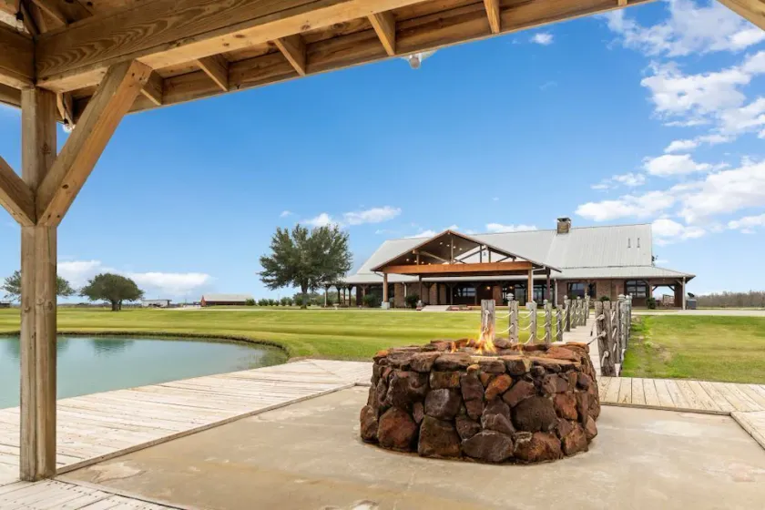 ★Main Lodge ★Delightfully Retreat Texas Ranch, lake, sleep 28-32★ - Image 1