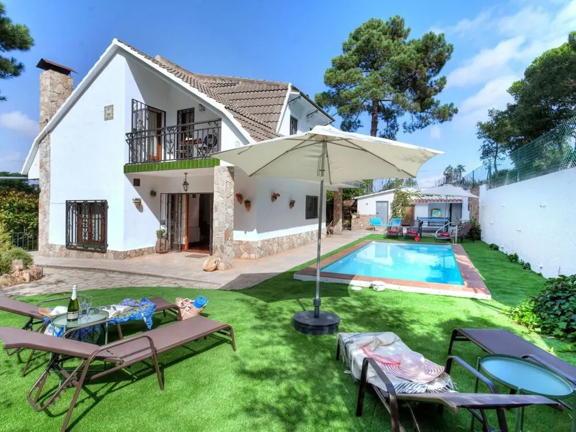 Caratteristica villa indipendente per 9 persone con piscina privata, WIFI, TV e patio - Image 1