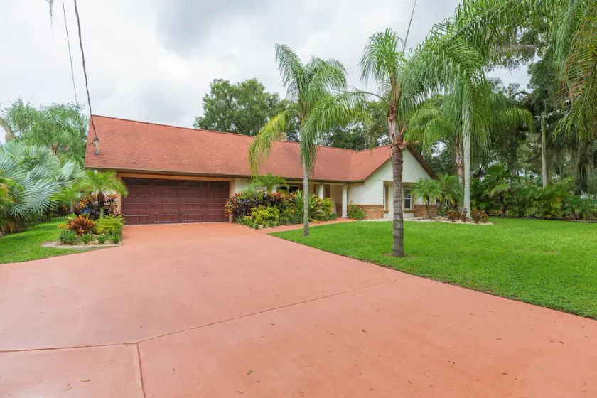 Private Brandon Oasis  Family home w/ Full outdoor kitchen & Bar+ Game room     - Image 1