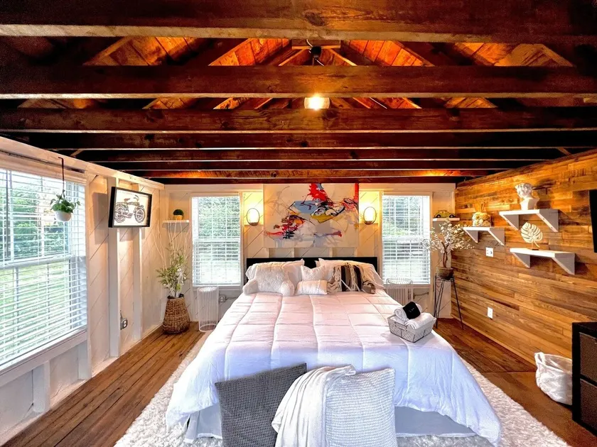 Tiny House Hideaway with King sized Bed - Image 1