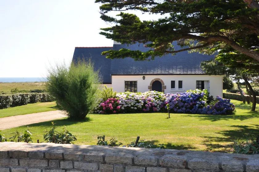 Maison bretonne au bord de la plage - Image 1