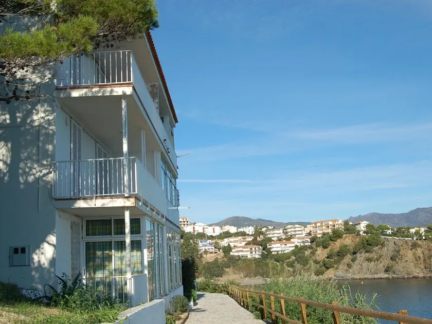 Appartement avec Terrasse à 300m de la Plage, Parking Inclus - Image 1