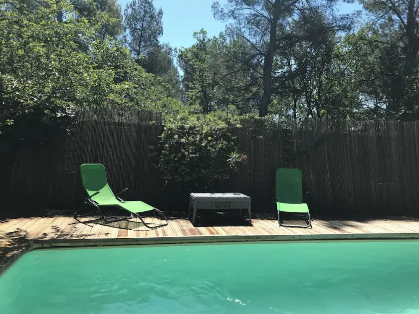 T2 in private property in garden with pool overlooking pinewood - Image 1