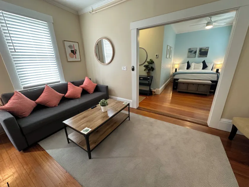 Exposed Brick 1 Bed/ 1 Bath/ Pullout Sofa/ Dog Friendly Large Suite (Sleeps 4)  Downtown Newport - Image 1
