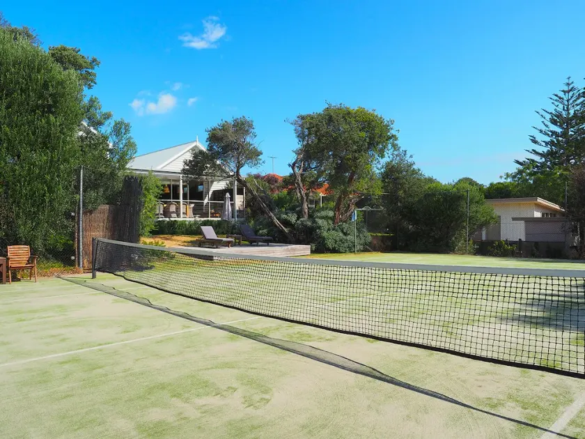 SORRENTO TENNIS RETREAT - 4BR and tennis court, just 5min walk to Sorrento strip - Image 1