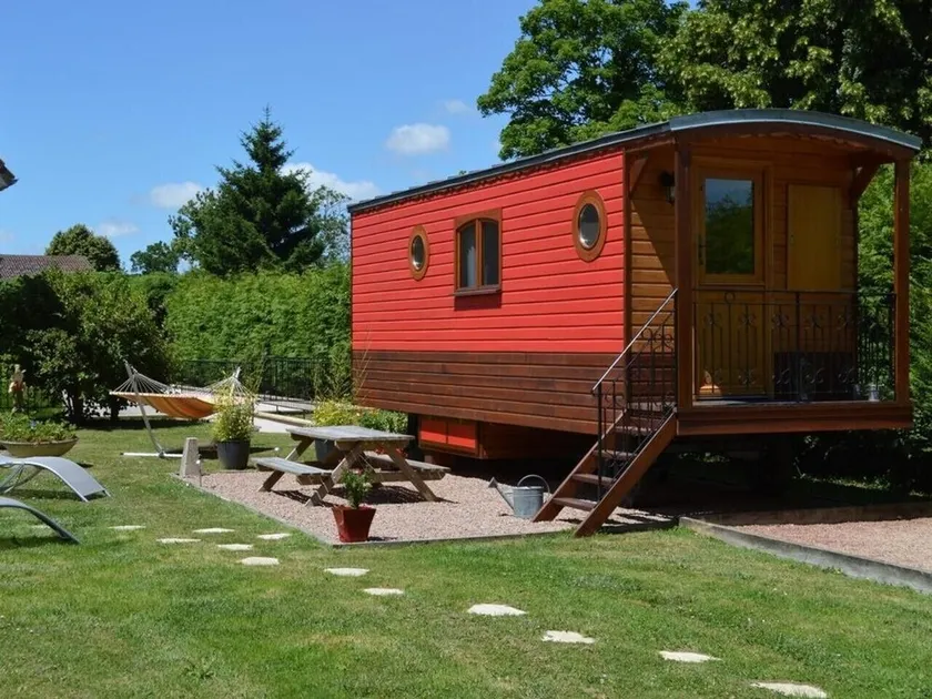 Maison 'Gîte Insolite Roulotte 5 Personnes' avec Terrasse Privée, Jardin Privé - Image 1