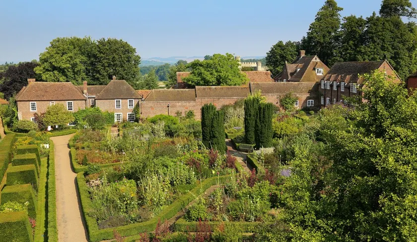 Leeds Castle Stable Courtyard Bed and Breakfast - Image 1