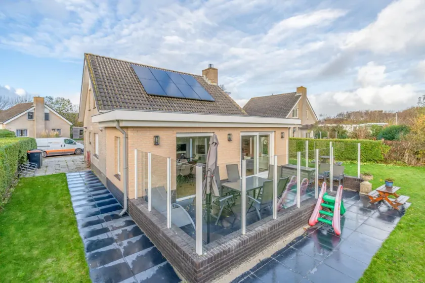 Modernly Furnished Holiday Home for 6 People - Image 1