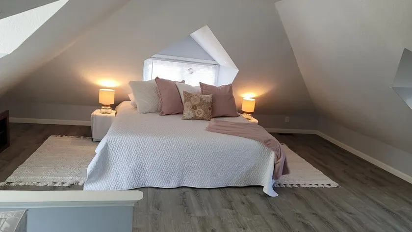 Beautiful 2 Bedroom GRACE COTTAGE. Adjacent to lake - Image 1
