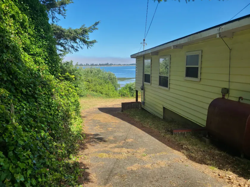 Coastal Bay Front Vacation Home - Image 1