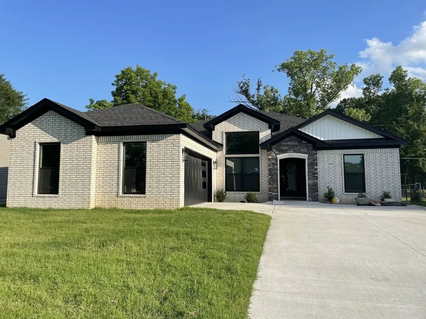Newly Modern Home- 10 Minutes from Downtown Little Rock and River Market - Image 1