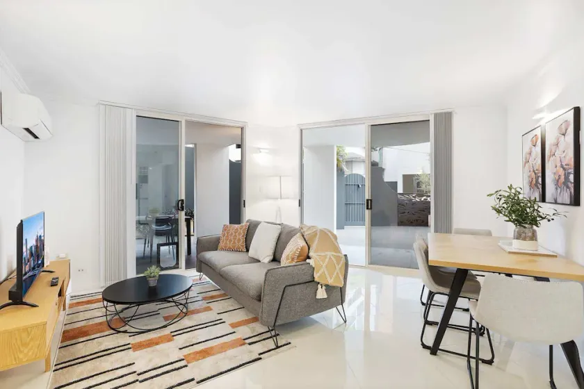 Comfy 2-Bed with Pool and Secure Parking - Image 1