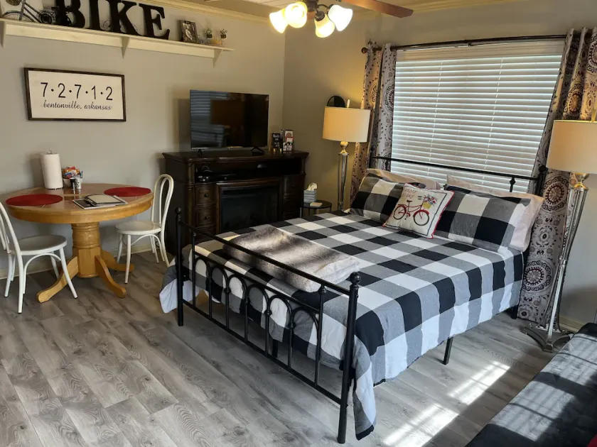 Cozy, cute studio! Safe and quiet neighborhood, Comfy bed; Near downtown! - Image 1