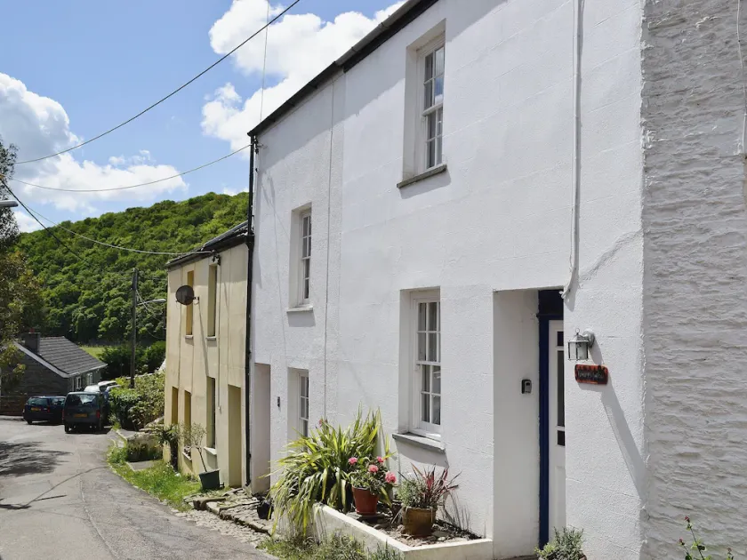 2 bedroom accommodation in Calstock - Image 1