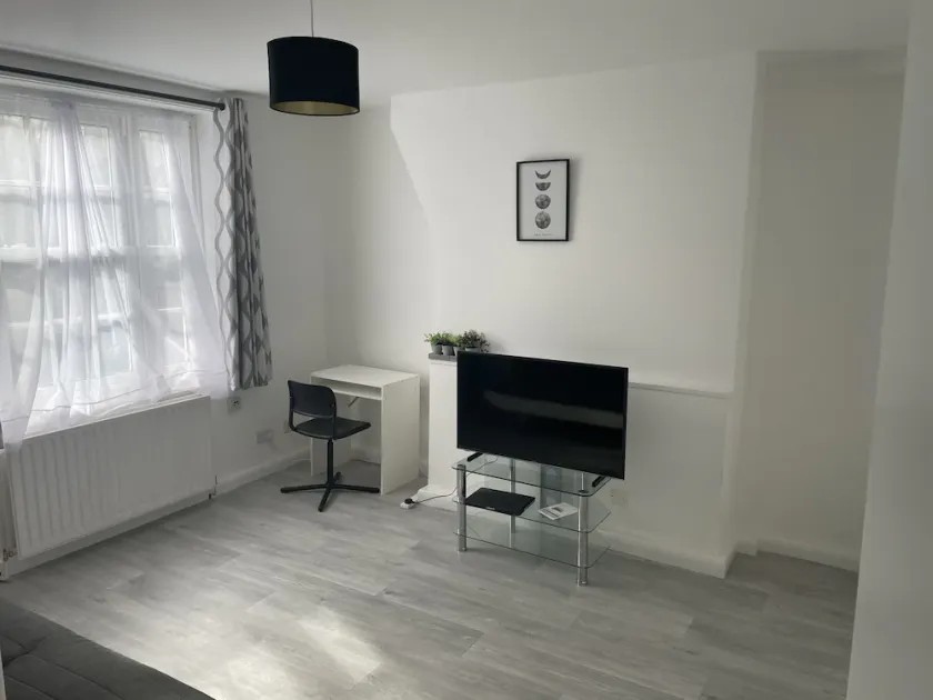 One bedroom flat near Vauxhall station London - Image 1