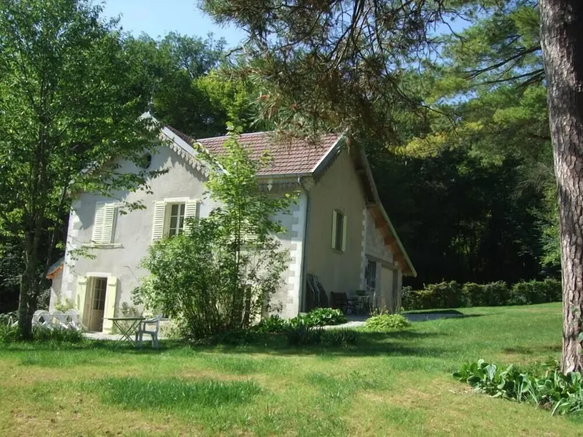 A very charming house on the edge of the forest with a park, 3 minutes from Ornans - Image 1