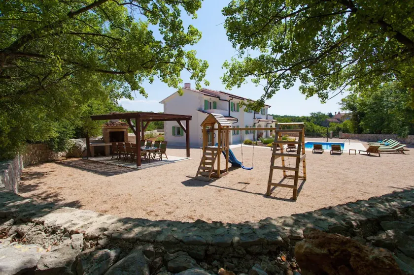 Villa mit Pool, Kinderspielplatz, ruhige Lage - TRAVELER Reiseburo Krk - 2161 - Image 1