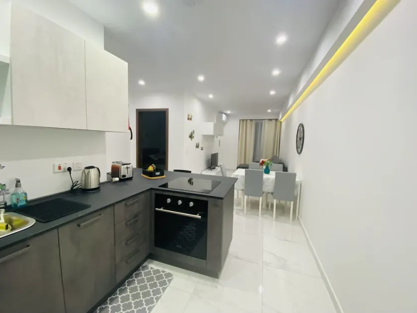 Central Cozy Located Apt - Image 1
