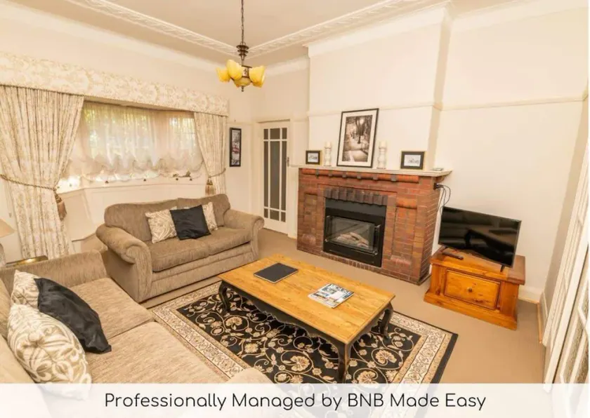 Hillside Cottage │ Comfy, Spacious, Walk to CBD & Stannies - Image 1