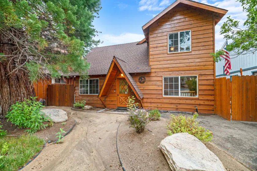 Mallard Landing Lakefront - Log Cabin, Lakeside, Foosball, Lake Views - Image 1