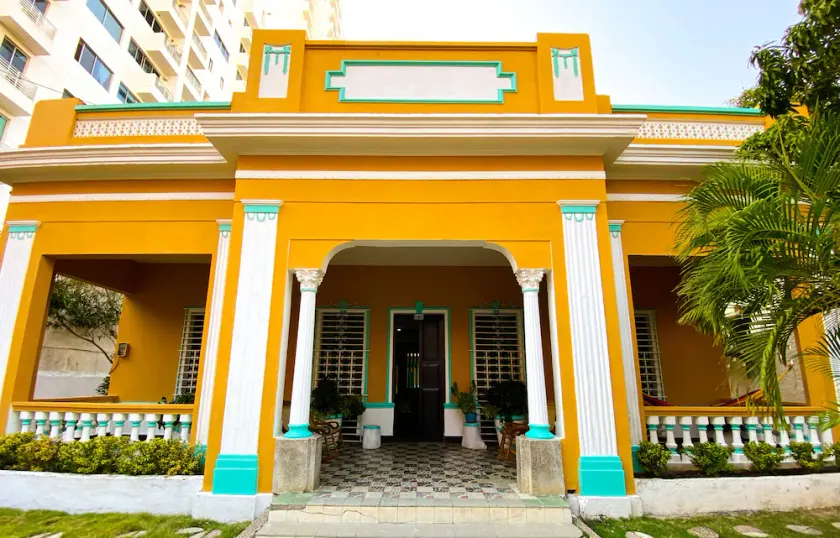 Beautiful Mansion walk to Walled City steps from Bay and Marina - Image 1