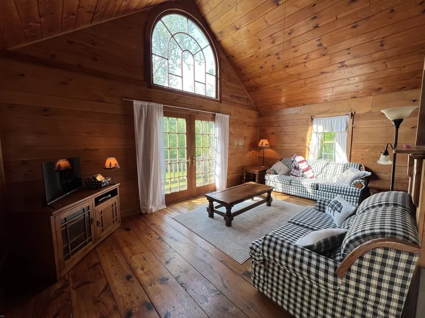 Cozy little cabin with creek access.  Great for fishing or tubing! - Image 1