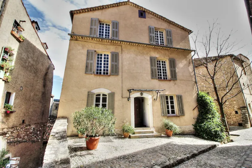 Maison de maître in the heart of the village - Image 1