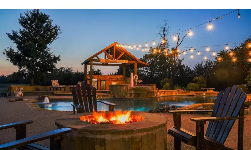 Pool,Pickle ball Courts , Sleeps Lrg Grp, Hot tub , Sauna Minutes from Lake - Image 1