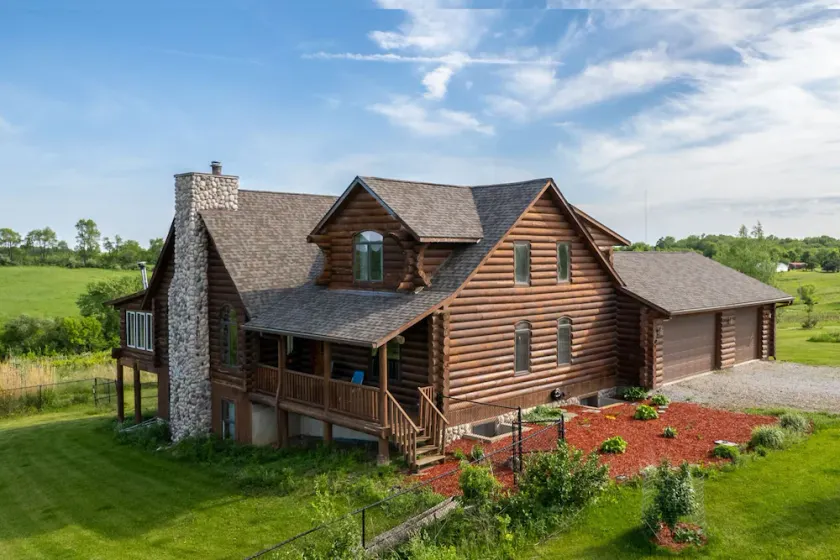 Beautiful Cabin on a Vineyard - Image 1